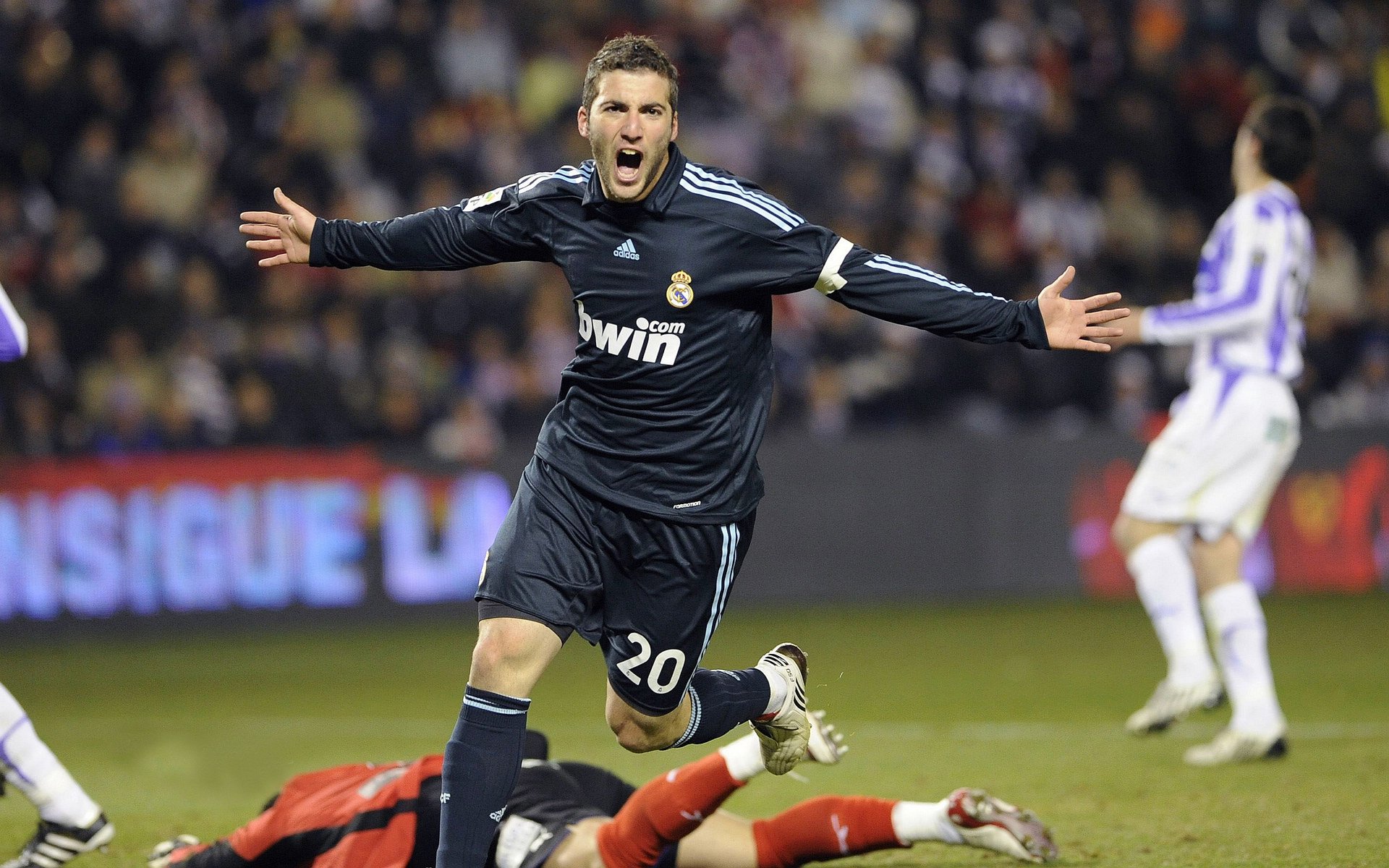 九游娱乐在线-世界杯战术大爆炸：变化多端，引领足球新潮！，世界杯打仗