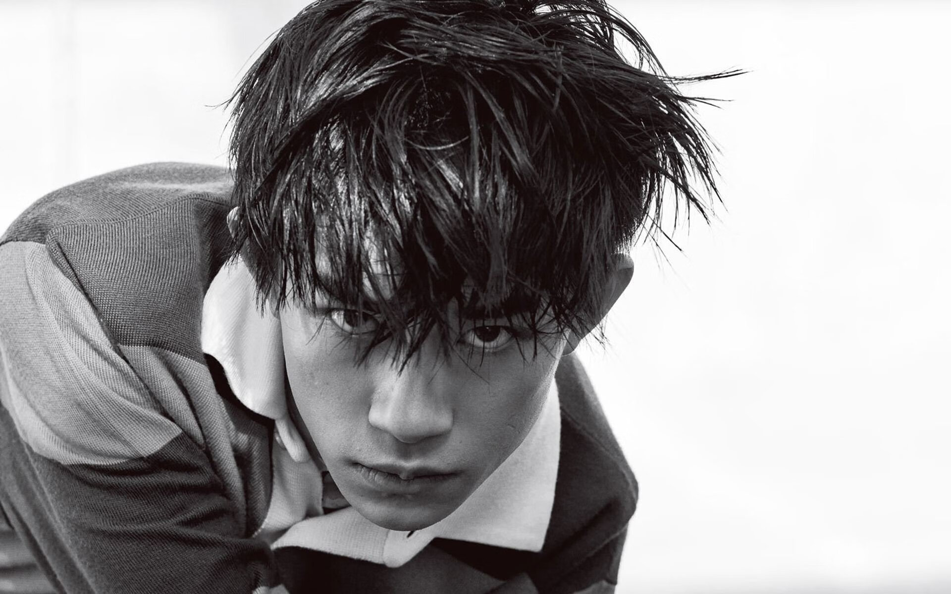 场边摄像机捕捉到战术信号板更换引发战术变化猜测，战术摄像头